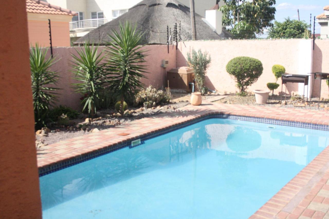 גאבורון Golden Door Villa מראה חיצוני תמונה